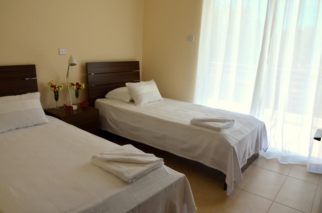 Domino Blue Apartment Paralimni Buitenkant foto