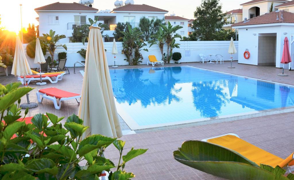 Domino Blue Apartment Paralimni Buitenkant foto